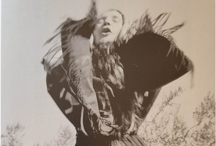 Photo sépia d'une femme agitant ses avant-bras