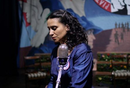 Portrait de Violeta Parra en train de chanter.