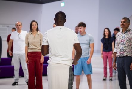 Un groupe de personnes se préparant à danser