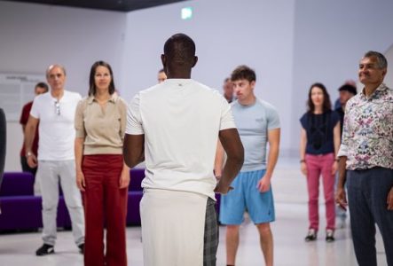 Un groupe de personnes se préparant à danser