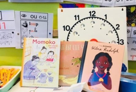 3 livres sur une table et ils questionnent les stéréotypes de genre et de race.