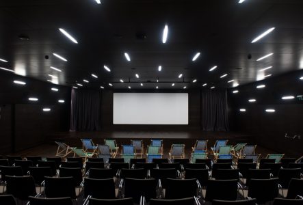 Blaise Glauser Auditorium du MEG : salle avec des chaises et des transats face à une scène.