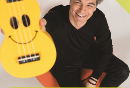 DR Gaëtan une guitare à la main