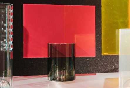 3 œuvres de Pierre Charpin : ce sont des cylindres en verre transparent sur lesquels sont montés des plaques en verre coloré.