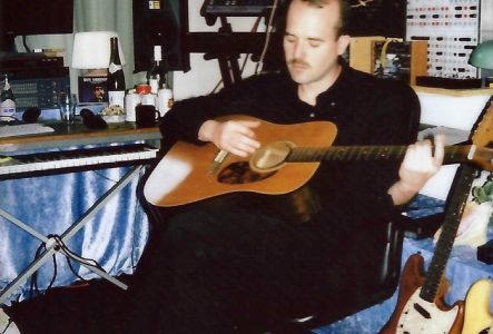 DR Milan W avec une guitare
