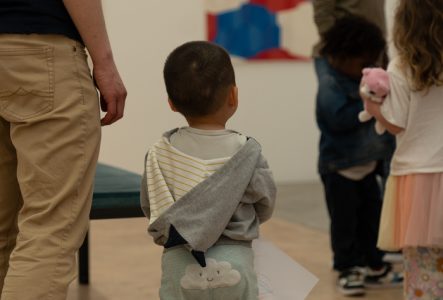 un tout petit enfant visite le musée accompagné de ses parents