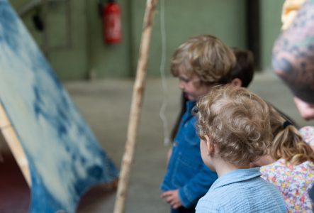 photo : Lisa Frisco des tout-petits visitant l'exposition du MAMCO