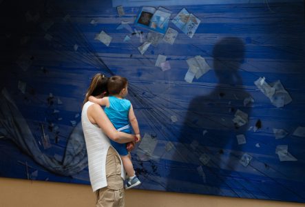 photo : Lisa Frisco des tout-petits visitant l'exposition du MAMCO