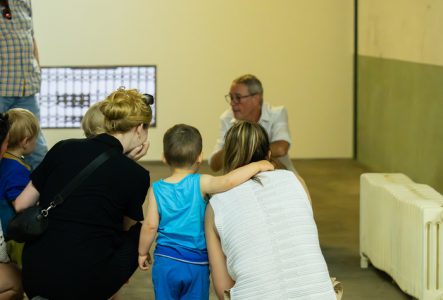 photo : Lisa Frisco des tout-petits visitant l'exposition du MAMCO