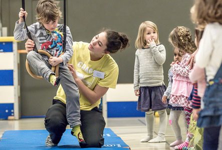 enfants mouvement salle de sport obstacle
