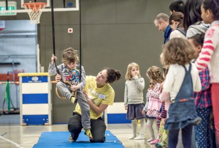 enfants mouvement salle de sport obstacle