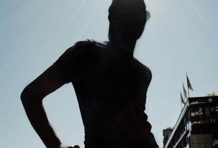 Portrait en contre-jour d'un homme, réalisé dans la ville de Genève