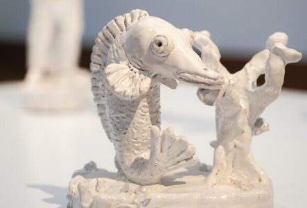 Céramique représentant un poisson à côté d'un corail réalisée par Marie.