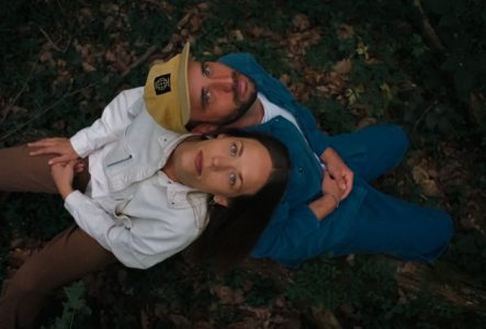 Une photo du duo regardant vers le ciel