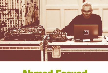 DR Ahmed Essyad jouant son oeuvre sur une table de mixage.