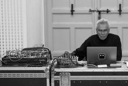 Ahmed Essyad jouant son oeuvre sur une table de mixage.