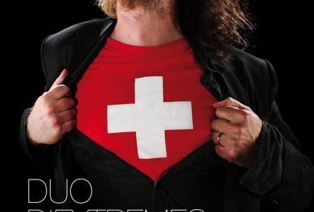DR Un homme avec un tee shirt au drapeau suisse