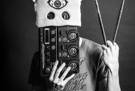 Homme masqué avec appareil photo rétro