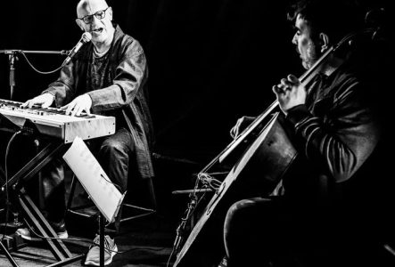 deux musiciens, l'un au piano et l'autre à la contrebasse