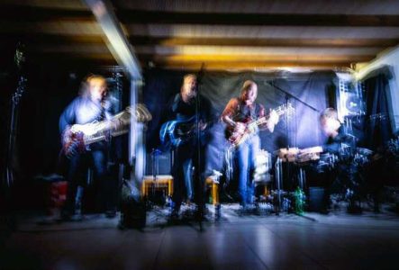 musiciens flous sur une scène