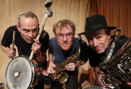 DR Trois musiciens avec des instruments à corde et à vents type saxo