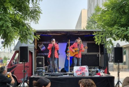 2 musiciens sur une scène