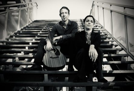 Un duo homme et femme, l'homme guitare à la main
