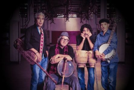 Photo des 4 membres du groupes qui posent avec leurs instruments