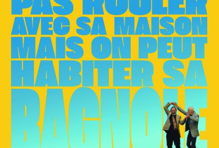 Le titre en bleu clair en grand sur fond jaune avec les 2 artistes qui dansent en bas à droite.