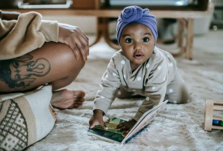 un bébé feuillette un livre avec grand intérêt