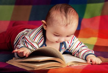 DR un bébé feuillette un livre avec grand intérêt