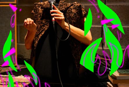 Voici l'artiste accroupi au sol sur un tapis dans une salle assez obscur. Nous ne voyons pas sa tête, cachée dans sa veste mais ses mains tiennent un micro placé au niveau de la bouche. nous y retrouvons les informations liées au titre et aux dates de représentations.