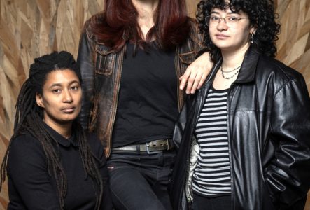 Les trois musicien.ne.s posent