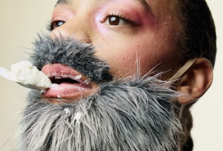 © Valérie De Backer Sur l'image, il y a en gros plan le visage d'un homme barbu.