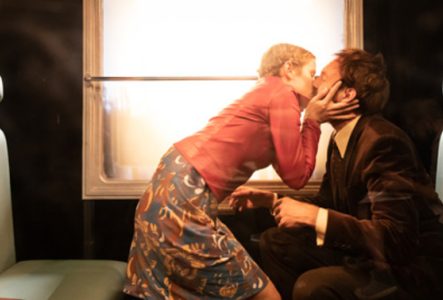 DR Sur cette image, il y a 2 personnes un homme et une femme l'un en face de l'autre qui s'embrasse.