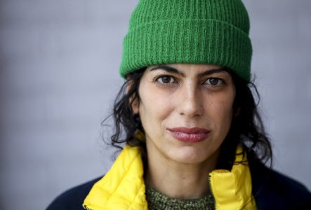 Ferreira Santos Sur cette image, il y a une femme avec un bonnet. Regardant devant elle avec un regard très puissant.