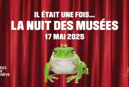 © Trivial Mass Un crapaud, une couronne sur la tête, est au premier plan. Derrière lui se trouve un rideau rouge de théâtre.