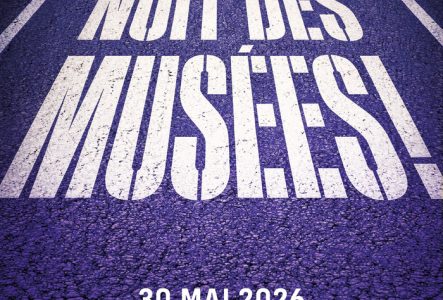 le texte "À vos marques Nuit des musées!" inscrit sur une piste de course d'athlétisme