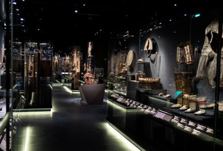 Vue de l'exposition permanente où on y voit des vitrines et des objets.