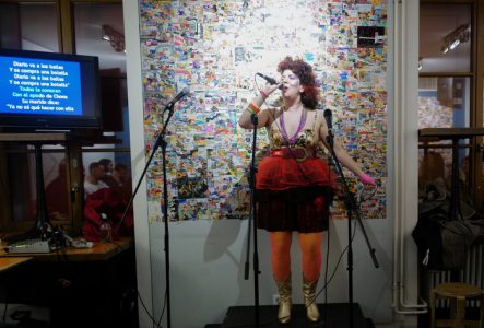 Sofi Nadler Amal Alpha qui chante durant un karaoké