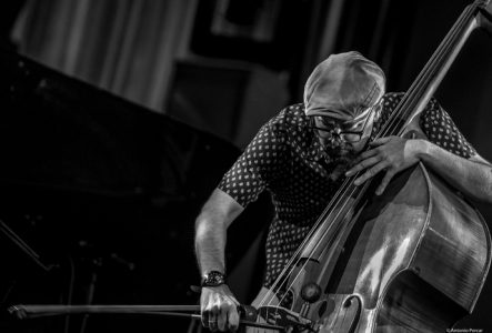 John Hebert jouant de la contrebasse