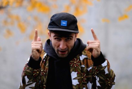 C'est une image en couleur de l'artiste qui lève les doigts.