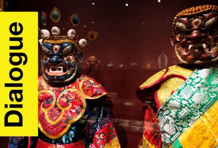 Bandeau jaune avec écrit: dialogue. C'est le bandeau qui se trouve sur chacun des objets qui constituent le parcours dialogue dans l'exposition permanente.