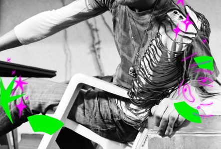 Voici le portrait de l'artiste en noir et blanc, que l'on voit en équilibre assis sur une chaise. L'artiste regarde le photographe. En haut à gauche, on peut voir aussi le nom du festival et du spectacle ainsi que les dates et le logo du lieu de présentation du spectacle "L'Abri". Des illustrations en vert et rose fluo agrémentent la photo, principalement des étoiles.