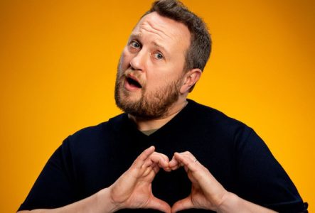 DR Portrait de l'artiste qui fait un coeur avec ses mains
