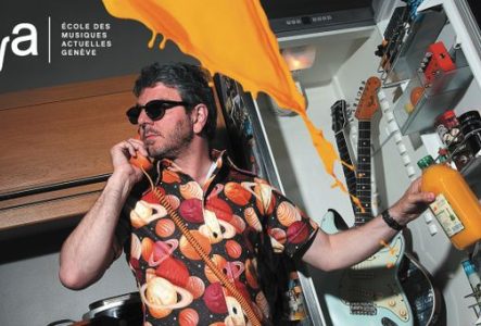 Olivier Louvel devant un frigo rempli de guitares