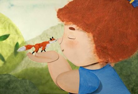 film Le Renard Minuscule dessin avec un enfant qui tient dans la main un renard minuscule, nez contre museau