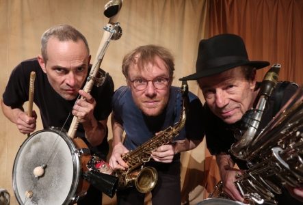 Les trois musiciens munis de leurs instruments