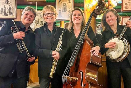 Je vois 4 musiciennes avec leur instrument