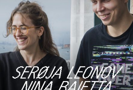 Les deux artistes sont photographiés en extérieur, à Venise lors de la première résidence de création de la performance. Ils sont en extérieurs, sur une terrasse au dessus de l'eau et ils sourient.